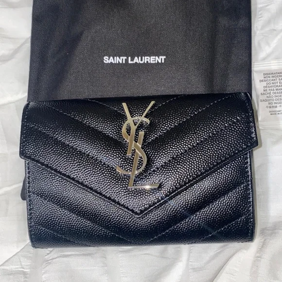 NWT Saint Laurent Monogramme Card Case V Flap - Picture 1 of 16